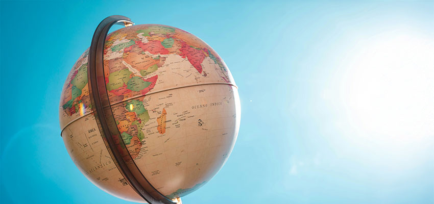 Globo terrestre simbolizando a internacionalização e adaptação à cultura organizacional em Portugal