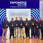 Equipe da Ravel Tecnologia reunida na entrada do Empower 2025 em Berlim, durante evento global de cibersegurança