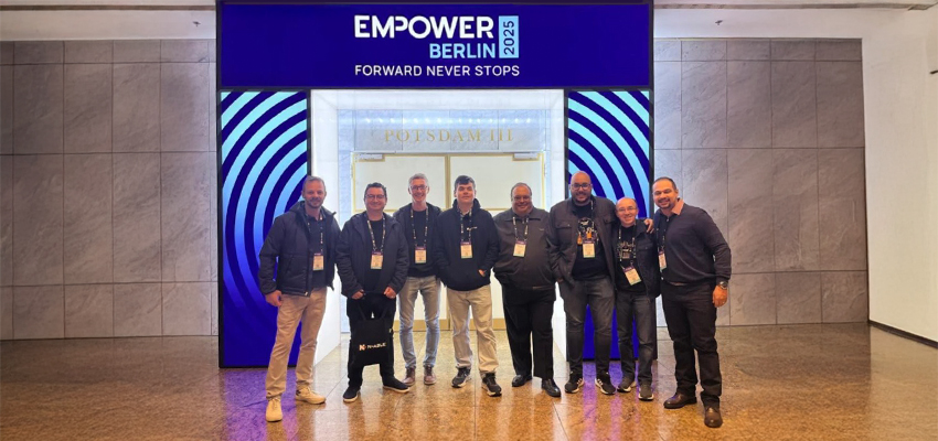 Equipe da Ravel Tecnologia reunida na entrada do Empower 2025 em Berlim, durante evento global de cibersegurança